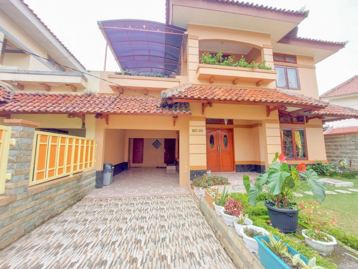 Villa Samsu By Puncak Holiday Cianjur Exterior foto