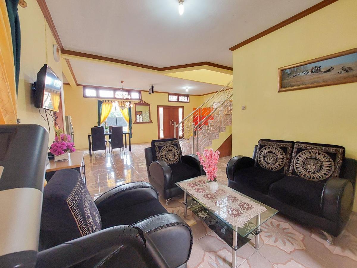 Villa Samsu By Puncak Holiday Cianjur Exterior foto